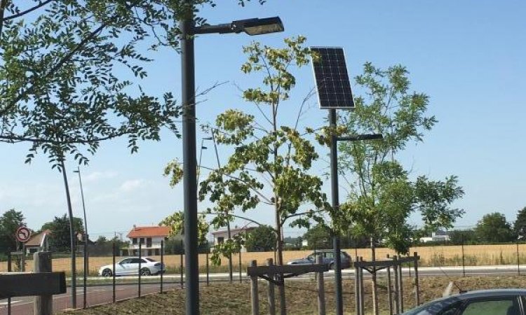 Solutions Soleil Énergie Installation d'alimentation autonome luminaire pour parking extérieur Bourg-en-Bresse